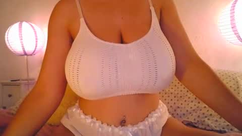 Snapshot of sweetmissamelia chatting on 06-20-26, 05:21 Amelia online show from 06-20-26, 05:21