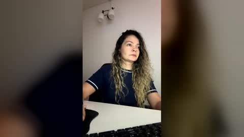 Snapshot of sweetmom1 chatting on 04-09-26, 04:12 Monic online show from 04-09-26, 04:12