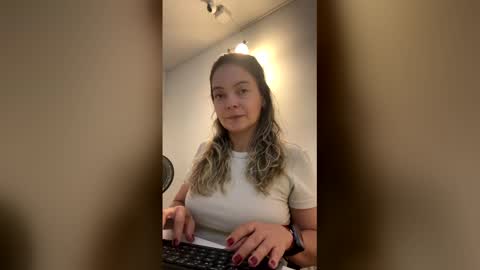 Snapshot of sweetmom1 chatting on 04-29-26, 09:43 Monic online show from 04-29-26, 09:43