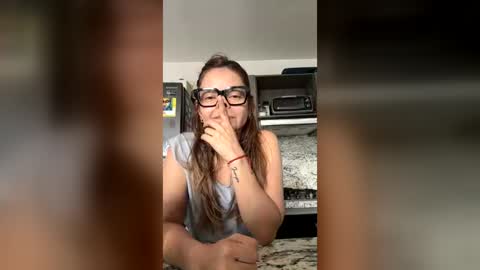 Snapshot of sweetmom1 chatting on 07-27-26, 04:14 Monic online show from 07-27-26, 04:14