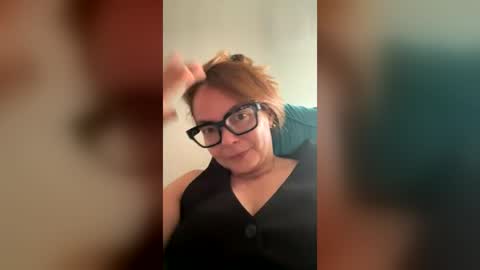 Snapshot of sweetmom1 chatting on 07-28-26, 10:42 Monic online show from 07-28-26, 10:42