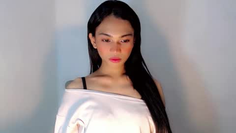 Snapshot of sweetmorena_xox chatting on 10-19-25, 12:50 Nia online show from 10-19-25, 12:50