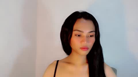 Snapshot of sweetmorena_xox chatting on 10-22-25, 05:41 Nia online show from 10-22-25, 05:41