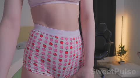 Snapshot of sweetpulse_ chatting on 10-17-25, 08:33 Rose online show from 10-17-25, 08:33