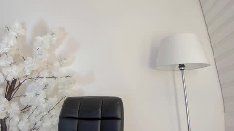 Snapshot of sweetsalice__ chatting on 02-28-25, 02:31 Alice Woolridge online show from 02-28-25, 02:31