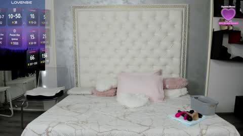 Snapshot of sweetsexangel chatting on 12-05-24, 12:00 Goddess Allysse online show from 12-05-24, 12:00