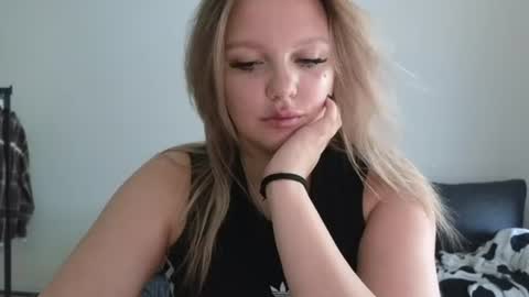 Snapshot of sweety_bettyyy chatting on 07-27-26, 10:55 Betty online show from 07-27-26, 10:55