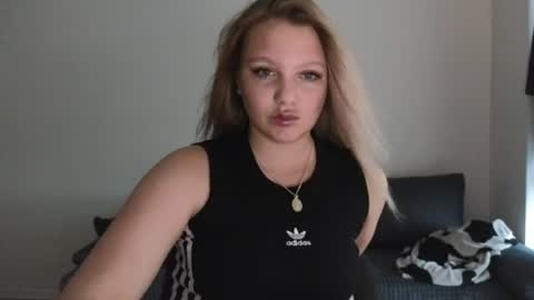 Snapshot of sweety_bettyyy chatting on 07-28-26, 03:21 Betty online show from 07-28-26, 03:21