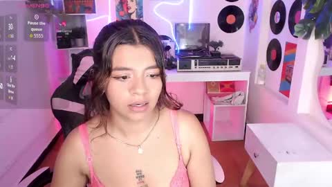 Snapshot of sweety_smilee chatting on 06-08-26, 07:47 Emma online show from 06-08-26, 07:47