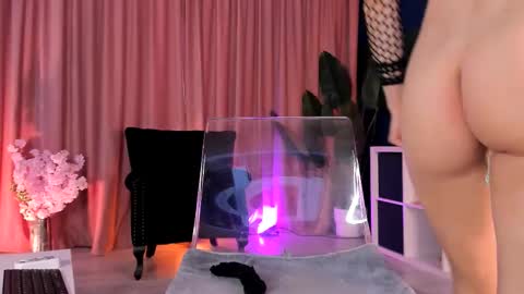 Snapshot of sweetyfit chatting on 10-31-25, 06:03 Leya online show from 10-31-25, 06:03