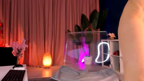 Snapshot of sweetyfit chatting on 11-14-25, 06:01 Leya online show from 11-14-25, 06:01