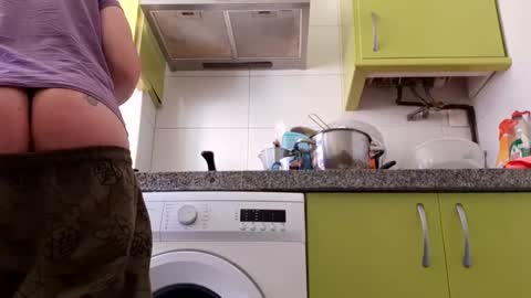 Snapshot of sweetywhity2 chatting on 01-12-25, 03:14 Silvia online show from 01-12-25, 03:14