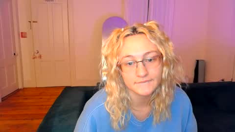 Snapshot of switchykitty chatting on 06-22-26, 06:10 ashley blayde online show from 06-22-26, 06:10