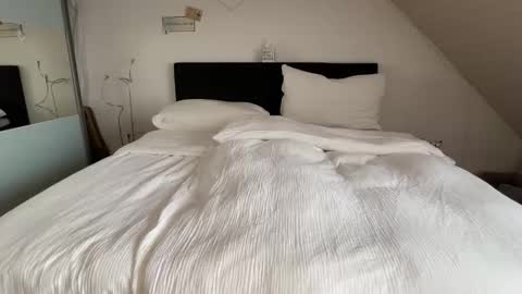 Snapshot of swizzmen1984 chatting on 10-08-25, 11:30 Luca and Kira online show from 10-08-25, 11:30