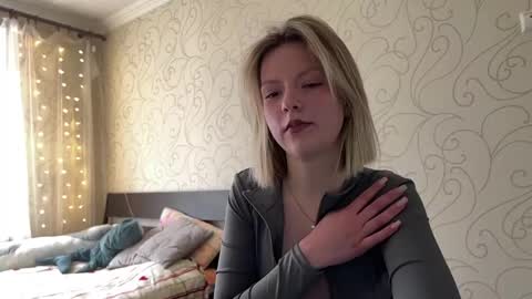 Mia online show from 04-29-26, 04:11