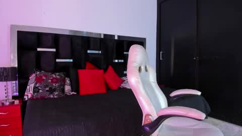 Snapshot of tashasant chatting on 10-29-25, 08:43 tashasant online show from 10-29-25, 08:43