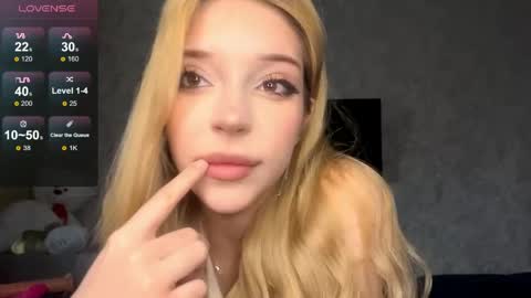 Snapshot of tashinadoncaster chatting on 04-27-26, 04:21 Viola online show from 04-27-26, 04:21
