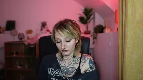Snapshot of tattooedblondee18 chatting on 06-23-26, 06:17 TattooedBlonde18 online show from 06-23-26, 06:17