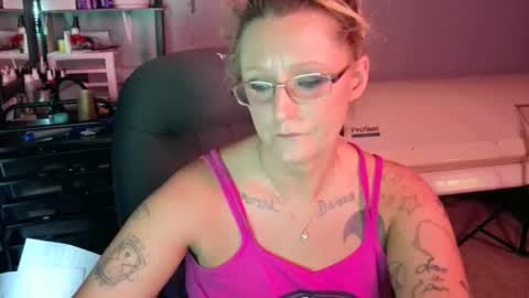 Snapshot of tattooeddirtyteacher chatting on 01-26-25, 05:02 Lisa Lovely online show from 01-26-25, 05:02