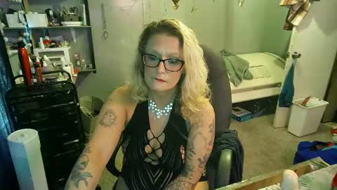 Snapshot of tattooeddirtyteacher chatting on 02-21-25, 04:05 Lisa Lovely online show from 02-21-25, 04:05