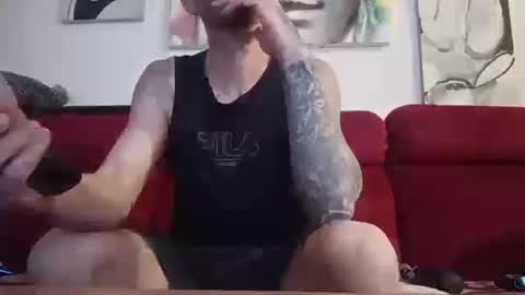 Snapshot of tatuadorhotxxx chatting on 05-18-26, 06:58 Tatuado20cm online show from 05-18-26, 06:58