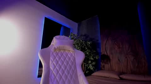 Taylor  Help me to get 100 thumbs up online show from 02-17-25, 04:26