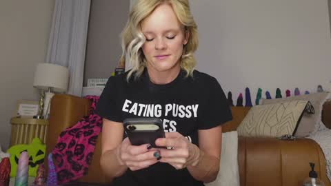 Snapshot of taylor_love_303 chatting on 10-24-25, 10:11 Taylor -- online show from 10-24-25, 10:11