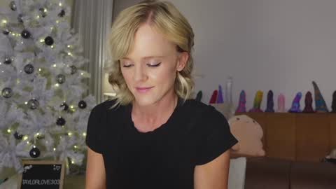 Snapshot of taylor_love_303 chatting on 11-30-25, 11:25 Taylor -- online show from 11-30-25, 11:25