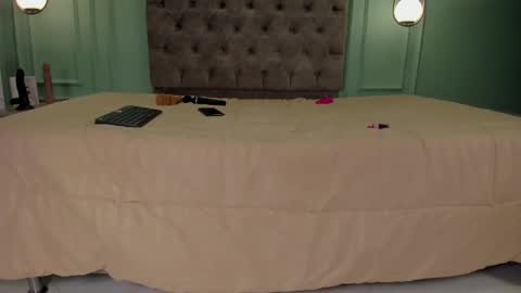 Taylor  online show from 01-16-25, 09:27