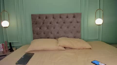 Taylor  online show from 01-17-25, 03:12