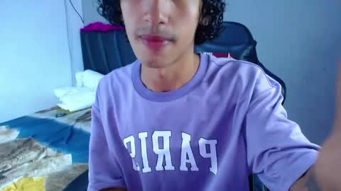 Snapshot of tayronx33 chatting on 05-20-26, 04:02 Tayron online show from 05-20-26, 04:02