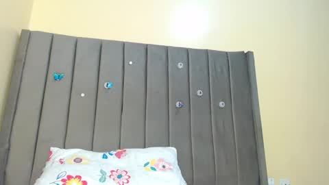 Snapshot of teasequeen01 chatting on 02-11-25, 10:59 queen online show from 02-11-25, 10:59