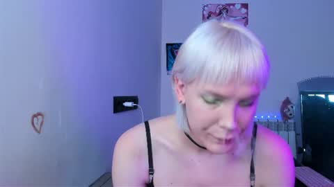 Snapshot of tenebrise chatting on 07-01-26, 02:35 Kira online show from 07-01-26, 02:35