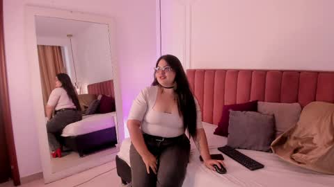 Snapshot of tessa_sinclaire chatting on 05-19-26, 09:21 TERESA online show from 05-19-26, 09:21
