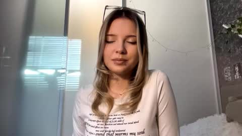 Snapshot of tessiebe chatting on 02-19-26, 12:01 tessiebe online show from 02-19-26, 12:01