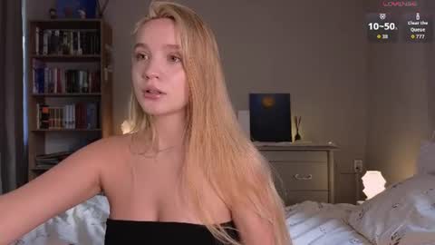 Snapshot of thatonerabbit chatting on 06-25-26, 03:49 Alice online show from 06-25-26, 03:49