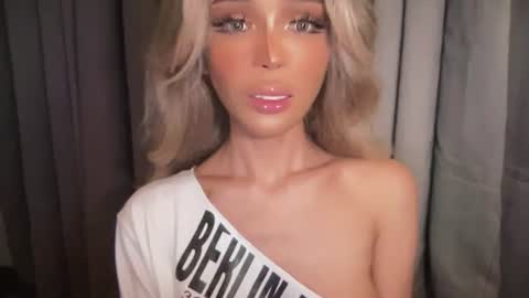 Snapshot of the_enchantressxx chatting on 07-24-26, 04:54 nabi butterfly online show from 07-24-26, 04:54