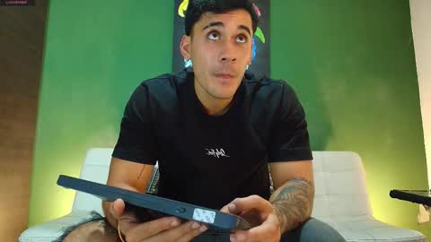 SCOTT  THEO  KAMERON  GENDERSON online show from 11-28-25, 02:36