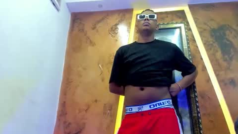 Snapshot of the_hot_boy0 chatting on 11-12-25, 12:27 the_hot_boy0 online show from 11-12-25, 12:27