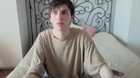 Snapshot of the_ice_owl chatting on 06-14-26, 04:14 the_ice_owl online show from 06-14-26, 04:14