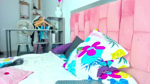 Snapshot of the_queen_aleja chatting on 05-31-26, 11:06 IGAleja queen1 online show from 05-31-26, 11:06