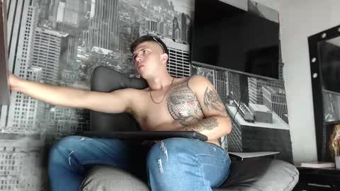 Snapshot of theangelmiguel chatting on 01-12-25, 07:00 Miguel Angel online show from 01-12-25, 07:00
