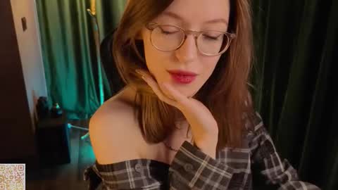 Snapshot of thebeautifulday chatting on 02-05-26, 10:09 Emma 3 online show from 02-05-26, 10:09