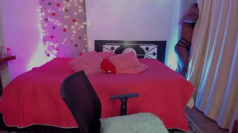 Snapshot of thegoldenbitch chatting on 01-18-25, 01:41 Goldie online show from 01-18-25, 01:41