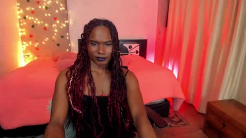 Snapshot of thegoldenbitch chatting on 03-12-25, 05:02 Goldie online show from 03-12-25, 05:02