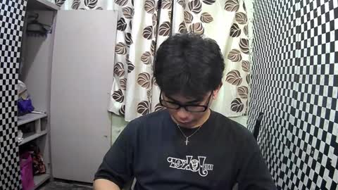 Snapshot of thehugecomeback chatting on 01-06-25, 12:24 Xerxis online show from 01-06-25, 12:24