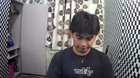 Snapshot of thehugecomeback chatting on 01-06-25, 06:31 Xerxis online show from 01-06-25, 06:31