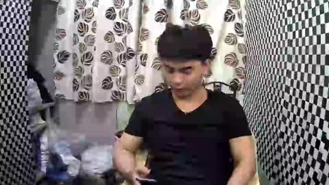 Snapshot of thehugecomeback chatting on 02-01-25, 04:00 Xerxis online show from 02-01-25, 04:00