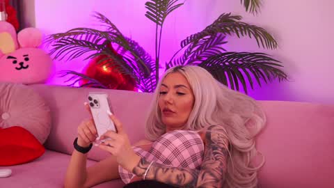 Snapshot of therealfallingangel chatting on 01-11-25, 06:12 Deea online show from 01-11-25, 06:12