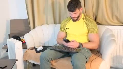 Snapshot of thetop200 chatting on 11-04-25, 07:35 TheTop online show from 11-04-25, 07:35